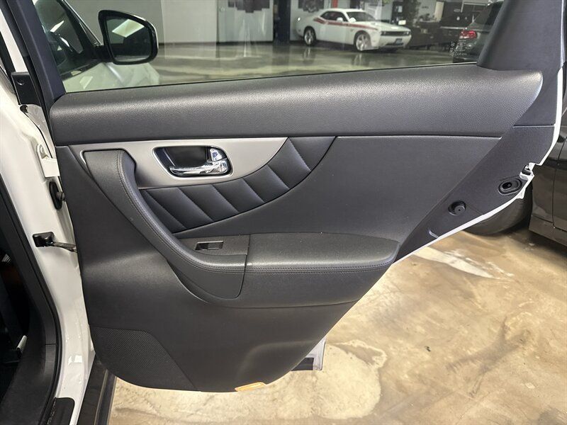 Used 2017 INFINITI QX70 AWD w/ Premium Package image 24