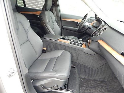 Certified 2025 Volvo XC90 B6 Plus image 22