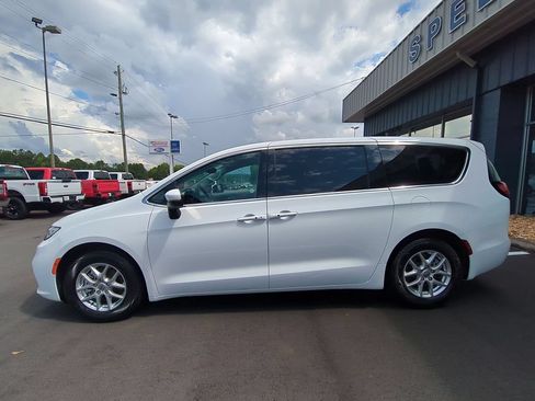 Used 2023 Chrysler Pacifica Touring-L FWD image 11