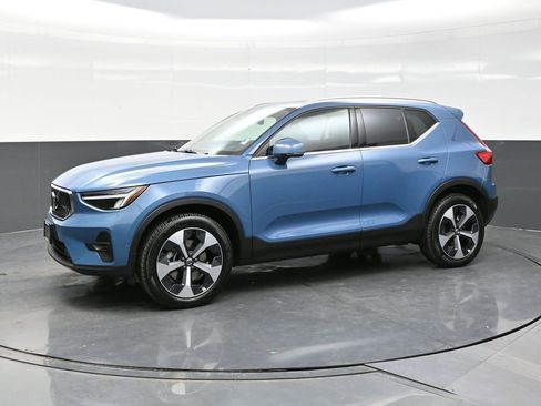 Used 2025 Volvo XC40 B5 Plus image 3