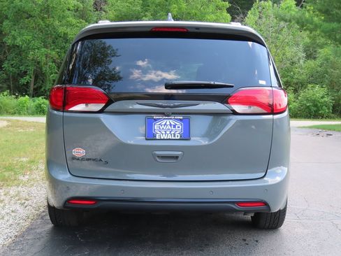 Used 2020 Chrysler Pacifica Touring-L Plus FWD image 17