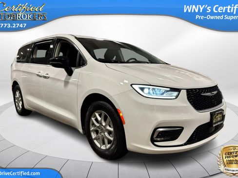 Used 2024 Chrysler Pacifica Touring-L FWD image 3