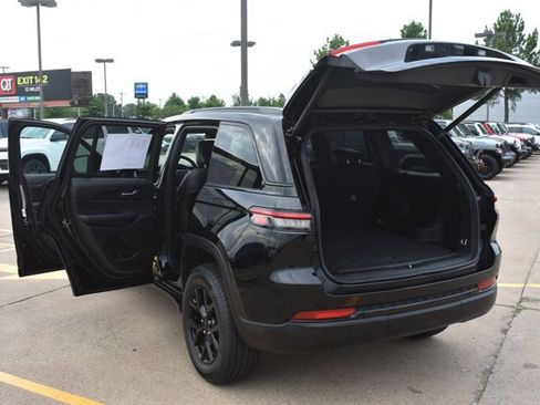 Used 2024 Jeep Grand Cherokee Altitude RWD image 15