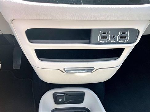 Used 2023 Chrysler Pacifica Touring-L FWD image 16