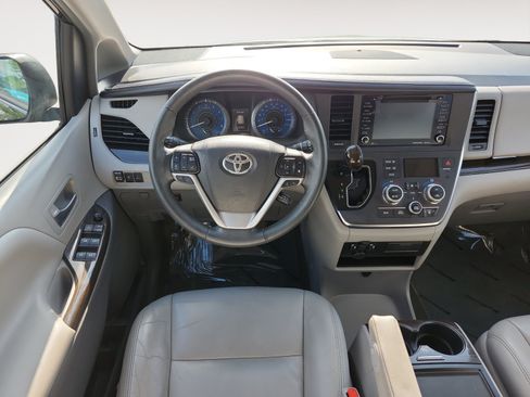 Used 2018 Toyota Sienna XLE w/ XLE Navigation Package AWD/4WD image 10