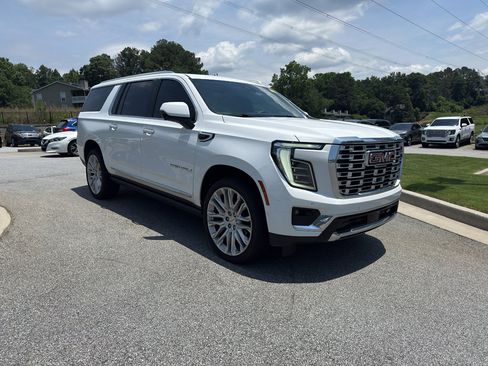 Used 2025 GMC Yukon XL Denali w/ Denali Reserve Package AWD/4WD image 4