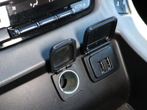 Used 2015 Chevrolet Suburban LT image 21