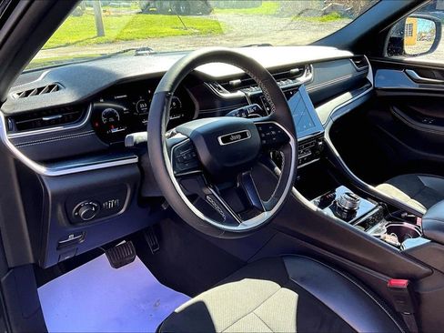 Used 2023 Jeep Grand Cherokee Altitude AWD/4WD image 13