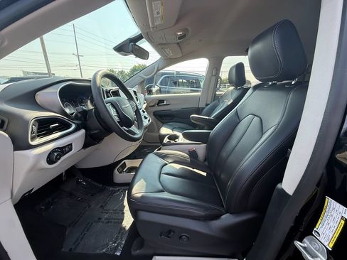 Used 2024 Chrysler Pacifica Touring-L FWD image 12