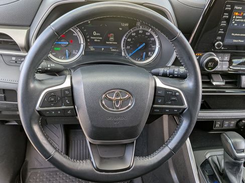 Used 2022 Toyota Highlander XLE image 17