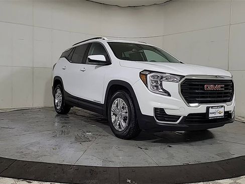 Used 2023 GMC Terrain SLE w/ Driver Convenience Package image 2