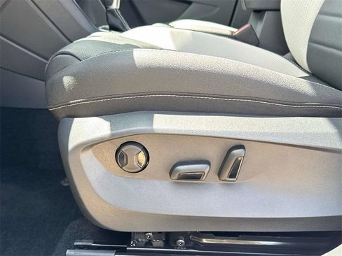 Used 2025 Volkswagen Taos SEL AWD/4WD image 9