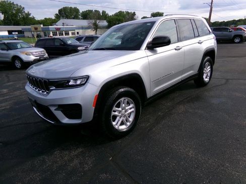 Used 2023 Jeep Grand Cherokee Laredo image 6