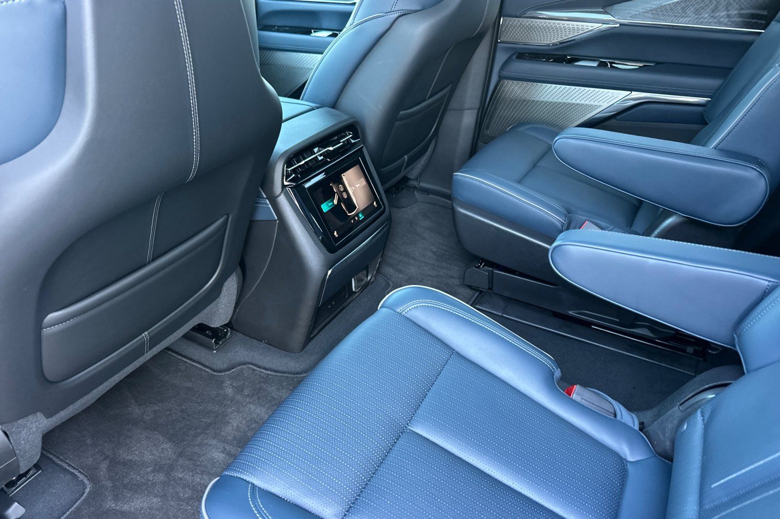 Used 2025 Cadillac Escalade IQ Sport 2 w/ LPO, ONYX Package AWD/4WD image 14