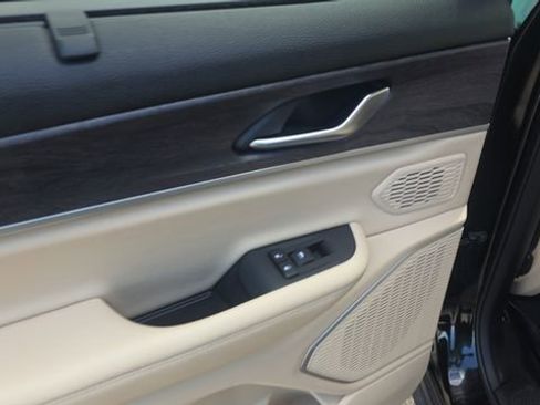 Used 2022 Jeep Grand Cherokee L Limited w/ Luxury Tech Group II image 17