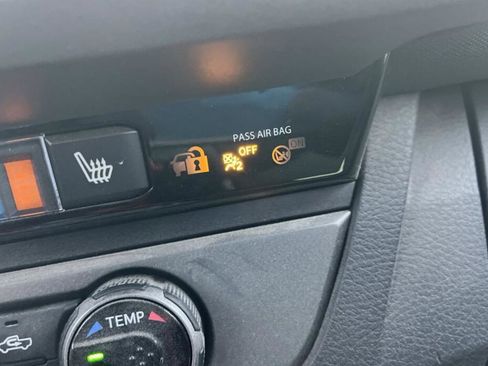 Used 2018 Toyota Tacoma TRD Sport image 12