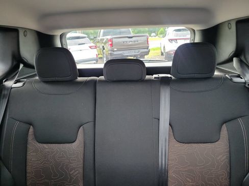 Used 2023 Jeep Renegade Latitude AWD/4WD image 16