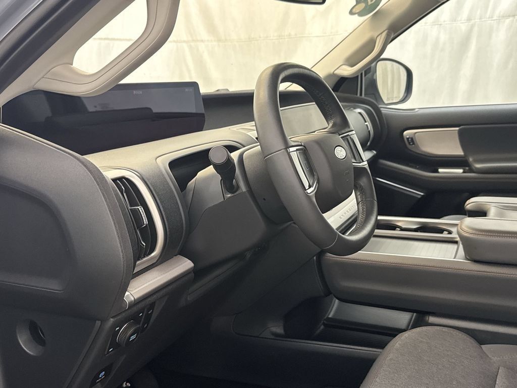 Used 2025 Ford Expedition Active AWD/4WD image 11