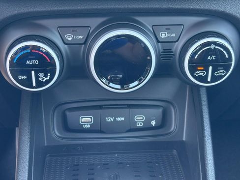 Certified 2025 Hyundai Venue Limited image 40