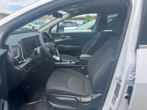 Used 2025 Kia Sportage LX FWD image 35