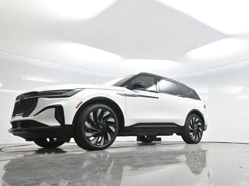 Used 2025 Lincoln Nautilus Reserve w/ Jet Appearance Package image 49