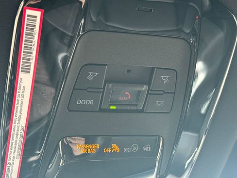 Used 2024 Toyota Venza XLE image 31