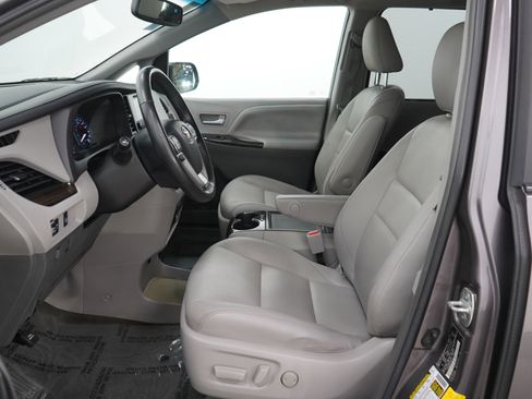 Used 2015 Toyota Sienna XLE image 24