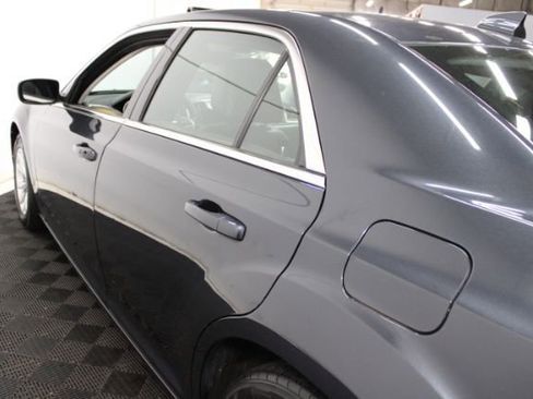 Used 2016 Chrysler 300 Limited image 10