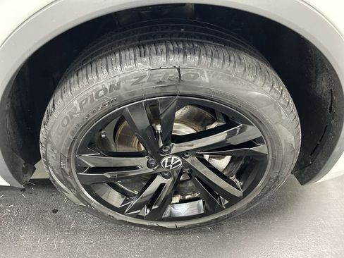 Used 2024 Volkswagen Tiguan SE R-Line image 8