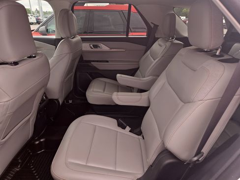 Used 2025 Ford Explorer Active w/ Active Comfort Package RWD image 18