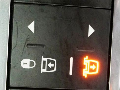 Used 2014 Land Rover Range Rover Sport HSE image 26