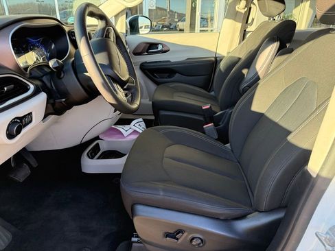 Used 2023 Chrysler Voyager LX image 11