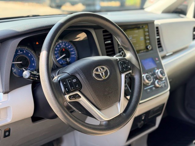 Used 2018 Toyota Sienna LE FWD image 9