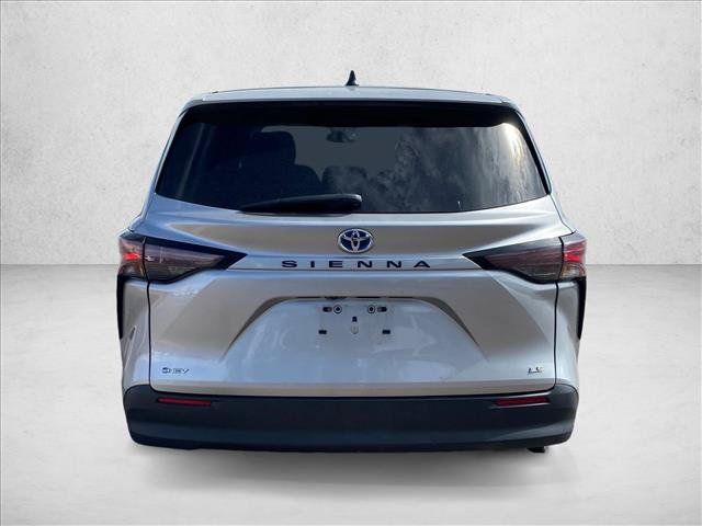 Used 2025 Toyota Sienna LE FWD image 6