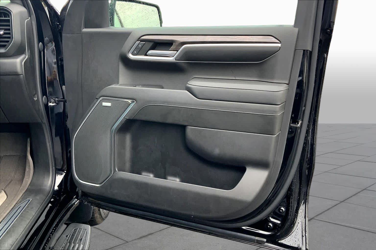 Used 2022 Chevrolet Silverado 1500 LTZ w/ Z71 Off-Road Package AWD/4WD image 23