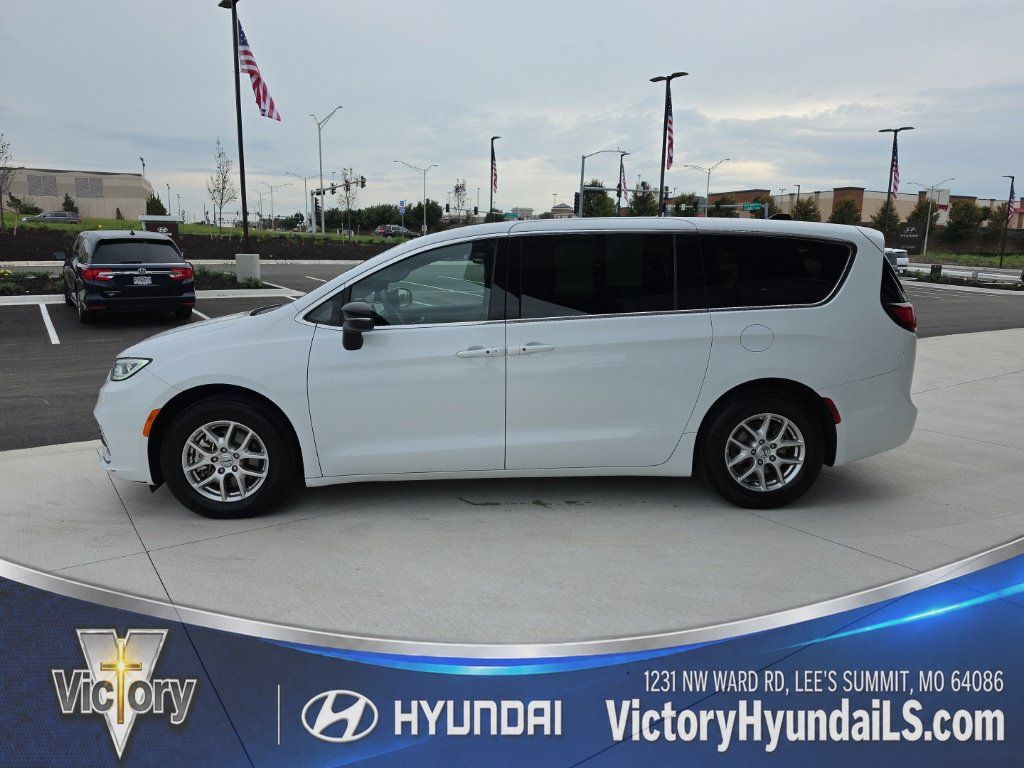 Used 2025 Chrysler Pacifica Select FWD image 2