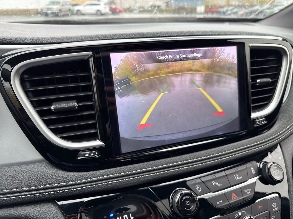 Used 2025 Chrysler Pacifica Limited FWD image 30