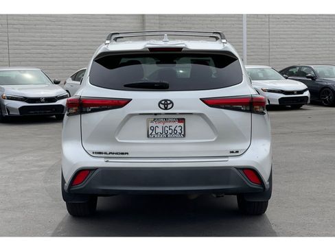 Used 2022 Toyota Highlander XLE image 4