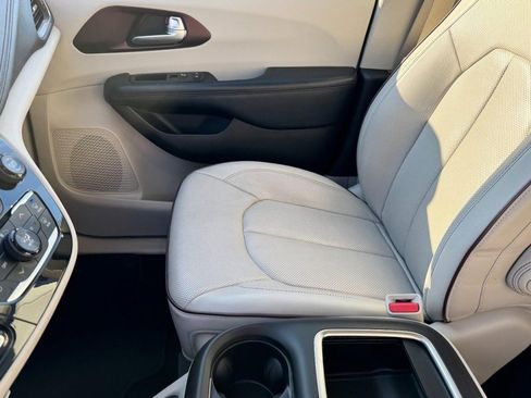 Used 2017 Chrysler Pacifica Limited w/ UConnect Theater Package image 15