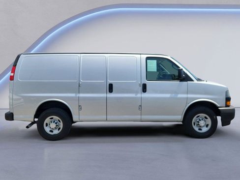 Used 2018 Chevrolet Express 2500 w/ Driver Convenience Package RWD image 2