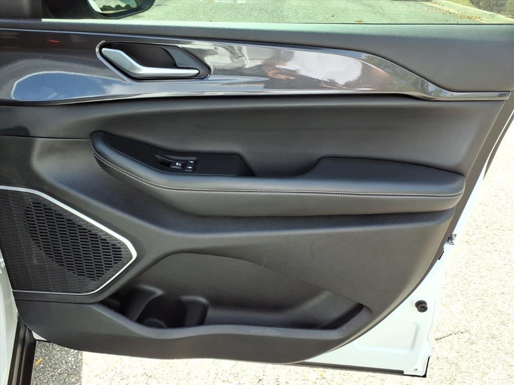 Used 2022 Jeep Grand Cherokee Laredo w/ Luxury Tech Group I RWD image 17
