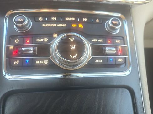 Used 2017 Lincoln Continental Select w/ Climate Package image 18