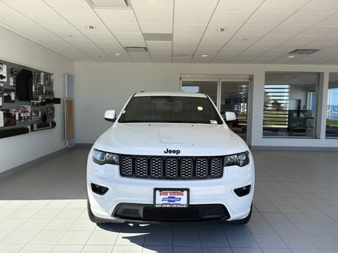 Used 2017 Jeep Grand Cherokee Altitude AWD/4WD image 7