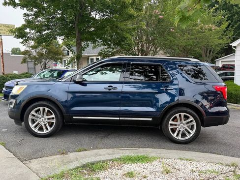 Used 2017 Ford Explorer XLT w/ Equipment Group 202A AWD/4WD image 3