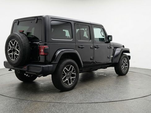 Used 2025 Jeep Wrangler Sahara image 9