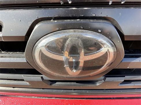 Used 2018 Toyota Tacoma SR image 3