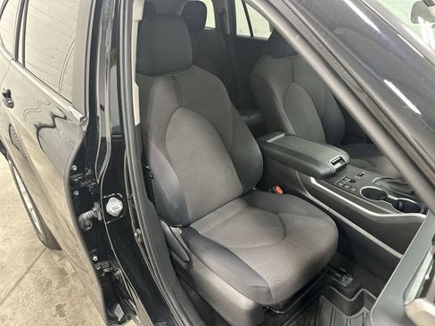 Used 2023 Toyota Highlander LE FWD image 19