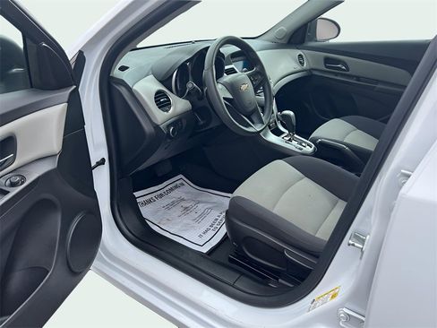 Used 2015 Chevrolet Cruze LS image 7