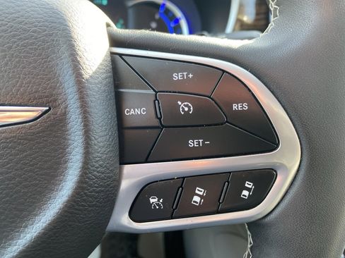 Used 2022 Chrysler Pacifica Limited image 32