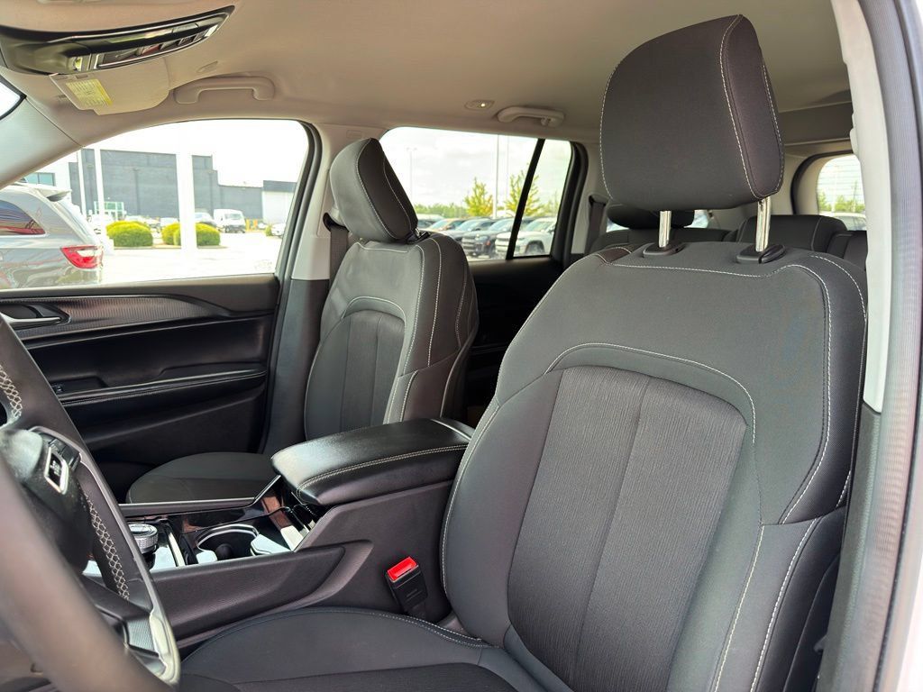 Used 2023 Jeep Grand Cherokee Laredo AWD/4WD image 13